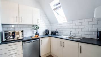 Executive Apartment | Private kitchenette | Coffee/tea maker, electric kettle
