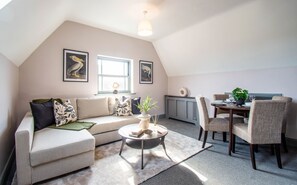 Leilighet – executive | Oppholdsområde | Flatskjerm-TV og bøker