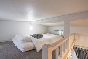 3 bedrooms, free WiFi, bed sheets - DogrunCafe&Resorts JENNIE West-Karuizawa "Moco" is perfect for groups and family trips! Pet Friendly Hotels (MIYOTA-MACHI KITASAKU-GUN)