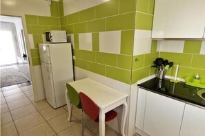Réfrigérateur, micro-ondes, plaque de cuisson, lave-vaisselle