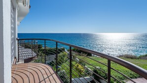 A balcony with a view of the ocean, a railing, and a tiled floor. - Holiday Home 'Ca La Montse' with Sea View, Private Terrace and Wi-Fi (Altafulla)