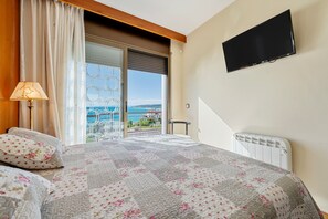 3 bedrooms, iron/ironing board, free WiFi, bed sheets - Holiday Home 'Ca La Montse' with Sea View, Private Terrace and Wi-Fi (Altafulla)