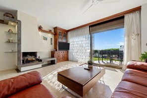 TV, fireplace - Holiday Home 'Ca La Montse' with Sea View, Private Terrace and Wi-Fi (Altafulla)