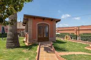 A small building with a tiled entrance, a door, and a window. - Villa 'Torres Motril' with Sea View, Wi-Fi and Air Conditioning (Motril)