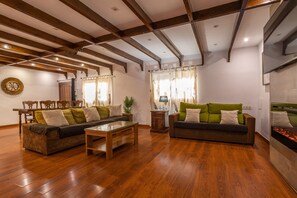 TV - Villa 'Torres Motril' with Sea View, Wi-Fi and Air Conditioning (Motril)