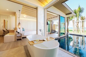 Seafront Pool Villa In Love Adult Only | Banheiro | Produtos de toalete grátis, secador de cabelo, roupões de banho 