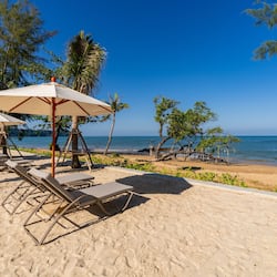 Di pantai, pasir putih