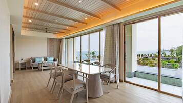 Seaview Family Pool Suite | Living area