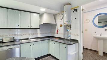 Een koelkast, een magnetron, een oven, een kookplaat