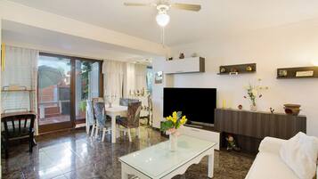 Een televisie en een stereo