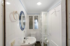 Shower, hair dryer, towels - Semi-Detached Bungalow 'La Casa De Ramón' with Sea View, Wi-Fi and Air Conditioning (Mogán)