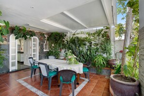 تناول الطعام بالخارج