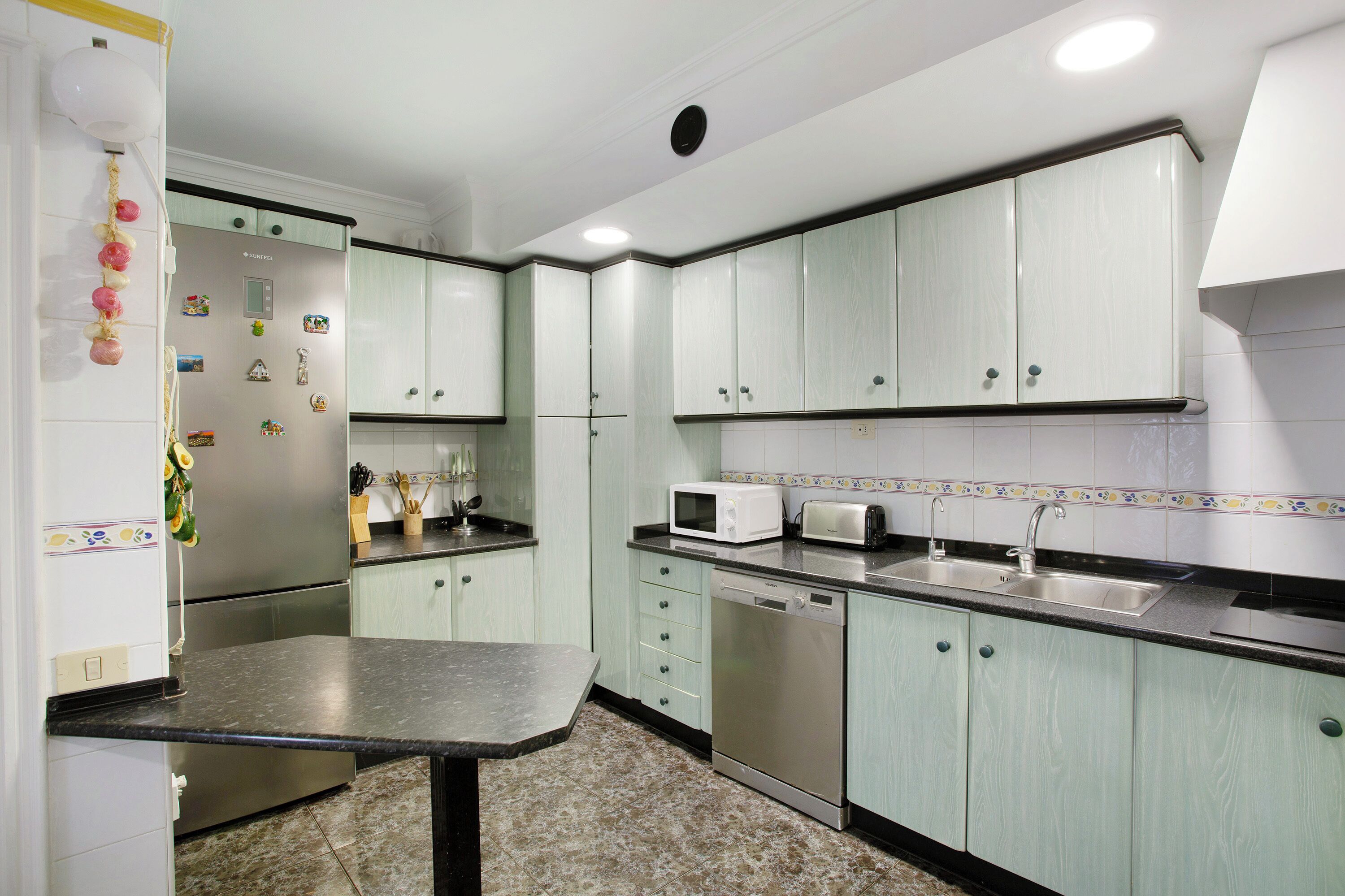 Jääkaappi, mikroaaltouuni, uuni, liesi