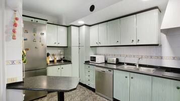 Jääkaappi, mikroaaltouuni, uuni, liesi