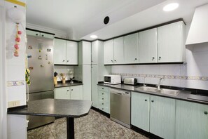 Kjøleskap, mikrobølgeovn, ovn og kokeplater