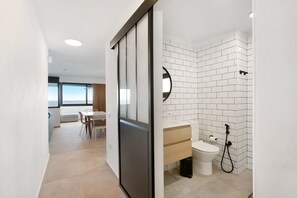 Suihku, hiustenkuivaaja, pyyhkeet