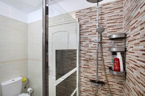 Shower, hair dryer, towels - Vacation Apartment 'Beach Front Puertito' with Shared Pool, Private Terrace and Wi-Fi (Güimar)