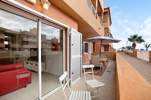 Outdoor dining - Vacation Apartment 'Beach Front Puertito' with Shared Pool, Private Terrace and Wi-Fi (Güimar)