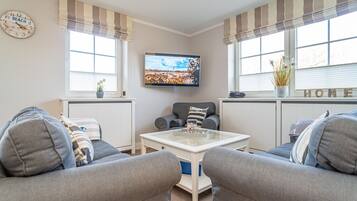 Een televisie en een stereo