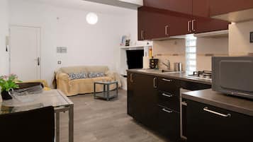 Kjøleskap, mikrobølgeovn, ovn og kokeplater