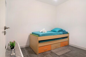 2 室のベッドルーム、アイロン / アイロン台、WiFi (無料)、ベッドシーツ