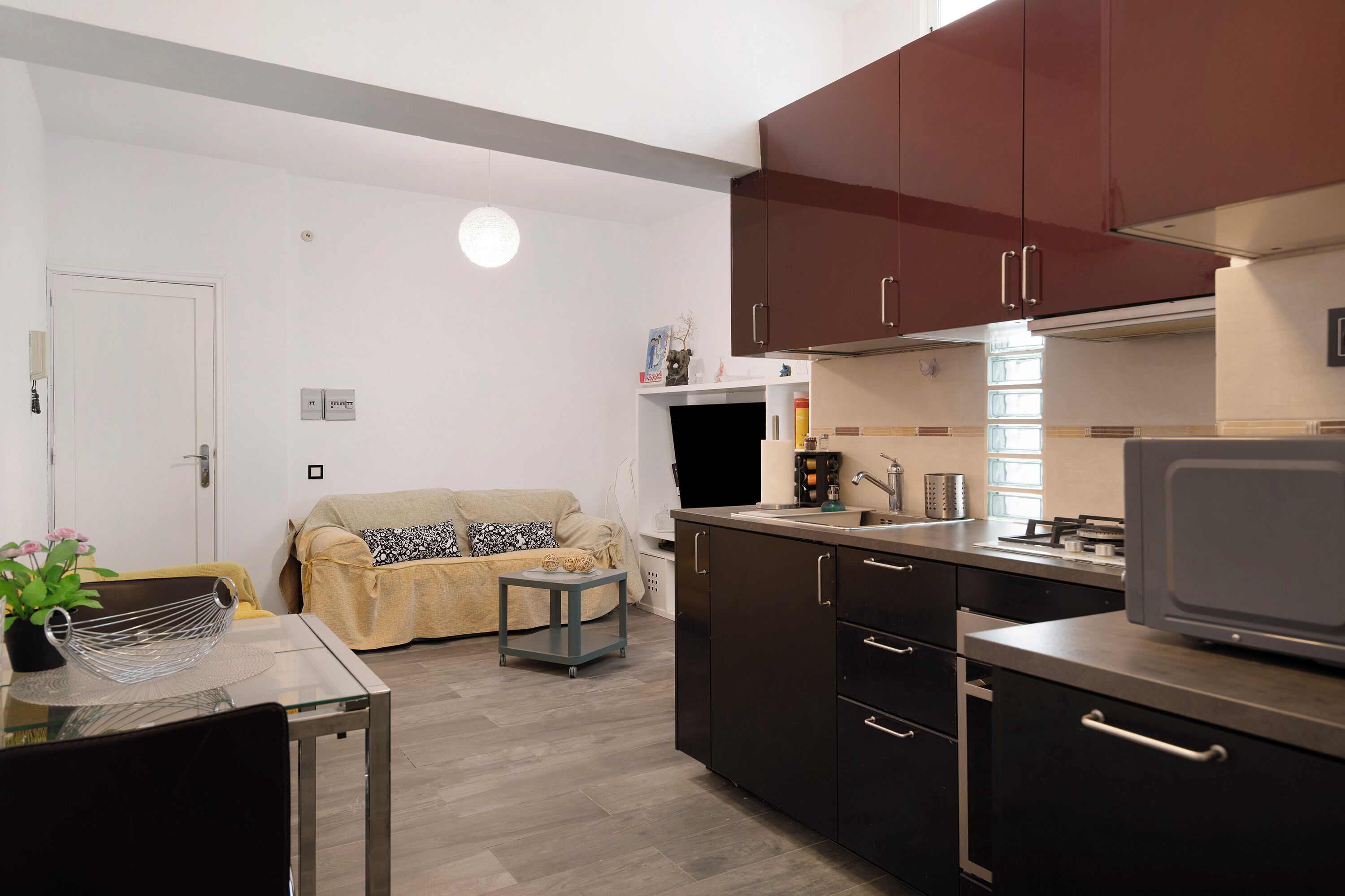 Jääkaappi, mikroaaltouuni, uuni, liesi