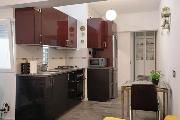 Refrigerador, microondas, horno y parrilla de estufa 