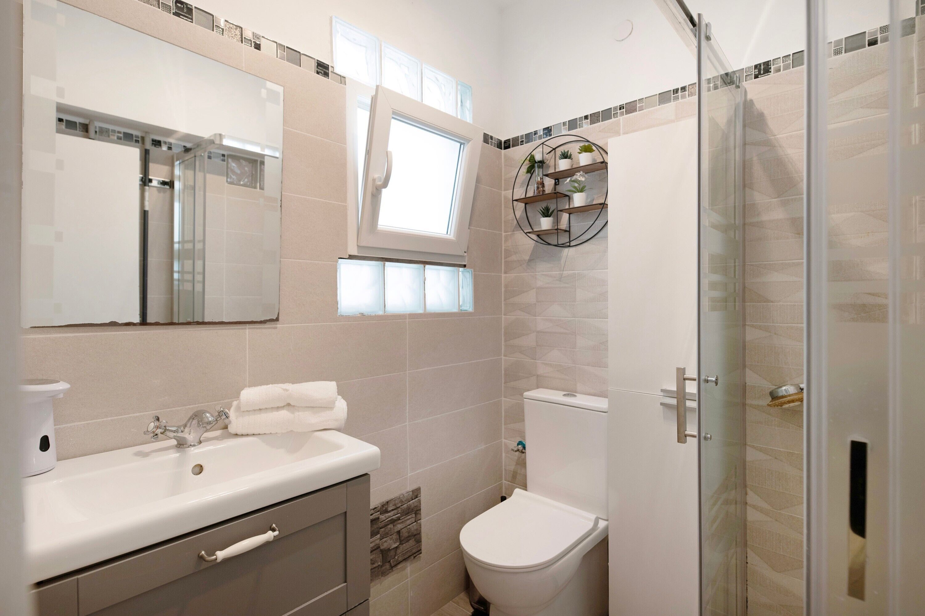 Regadera, secadora de cabello, toallas 