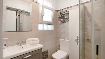 Regadera, secadora de cabello, toallas