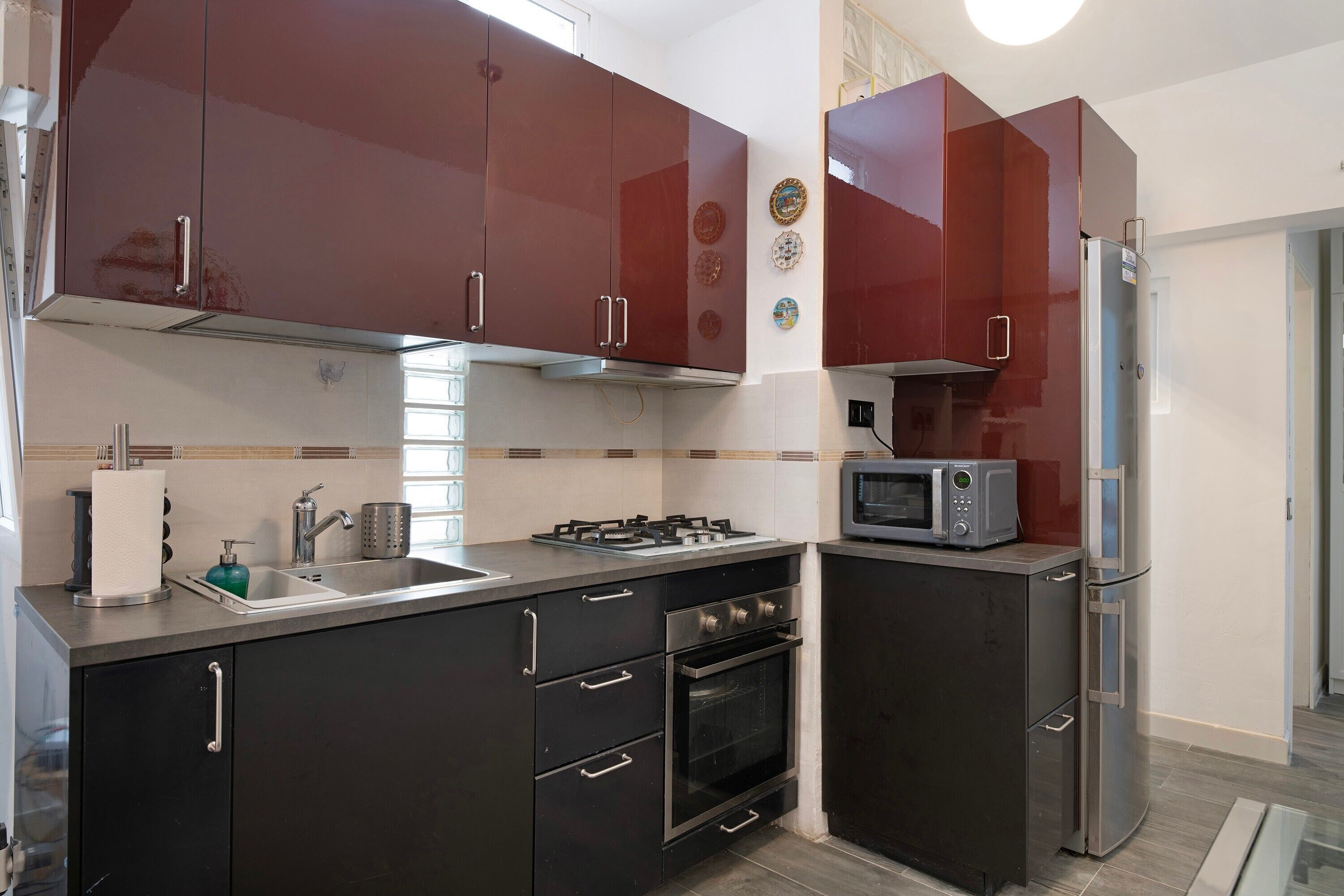 Kjøleskap, mikrobølgeovn, ovn og kokeplater