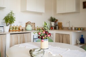 Een koelkast, een magnetron, een oven, een kookplaat