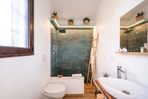 Ducha, secador de pelo, toallas