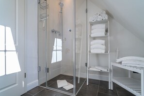 Douche, sèche-cheveux, serviettes fournies