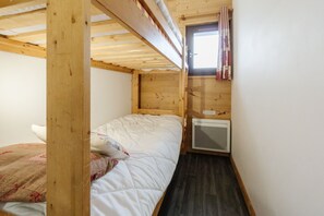 2 quartos, ferros/tábuas de passar roupa, Wi-Fi, roupa de cama