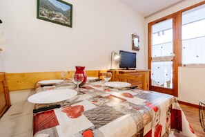 Dining - Apartment "L'Edelweiss" with Mountain View and Balcony (Modane)