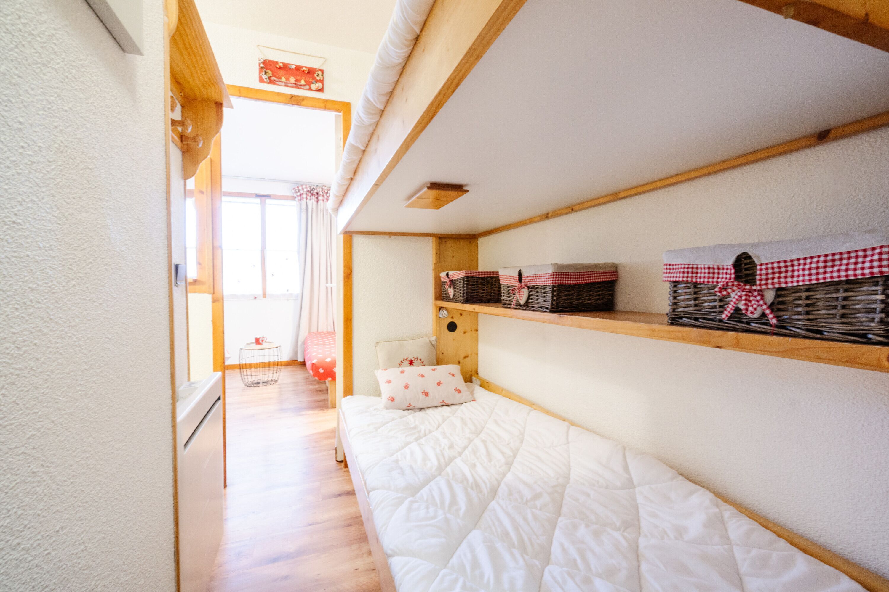 Tabla de planchar con plancha y ropa de cama