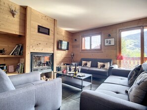 TV, fireplace - Chalet in Méribel with Jacuzzi and Parking, 4 Bedrooms (Méribel)