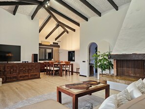 TV - Holiday Home "Karat La Armonia" with Sea Views, Private Pool and Wi-Fi (Costa Adeje)