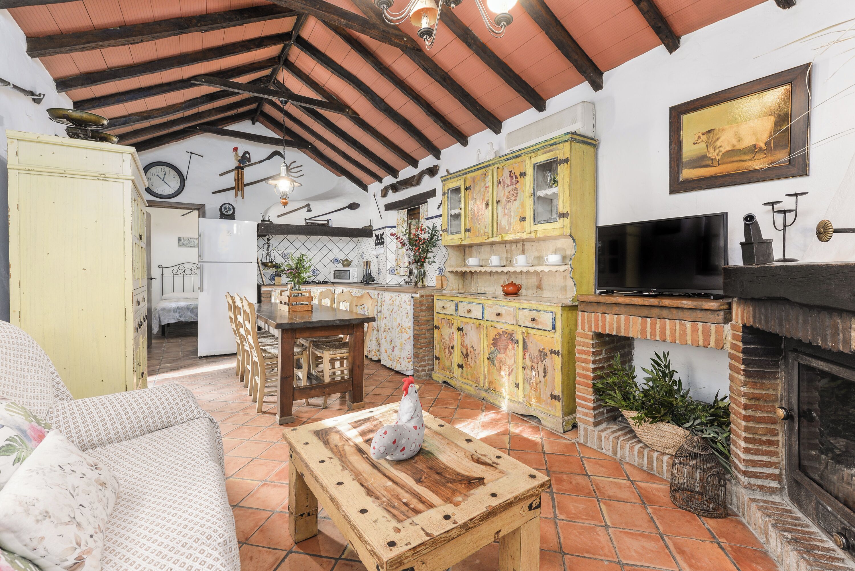 Een televisie en een open haard