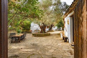 Outdoor dining - Vacation Home "Cortijo Rural Las Aves" with Shared Pool & Shared Garden (jimena de la frontera)