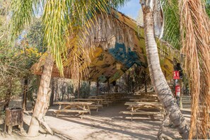 Outdoor dining - Vacation Home "Apartamento Cortijo Rural Las Aves" with Mountain View & Shared Pool (Los Ángeles)
