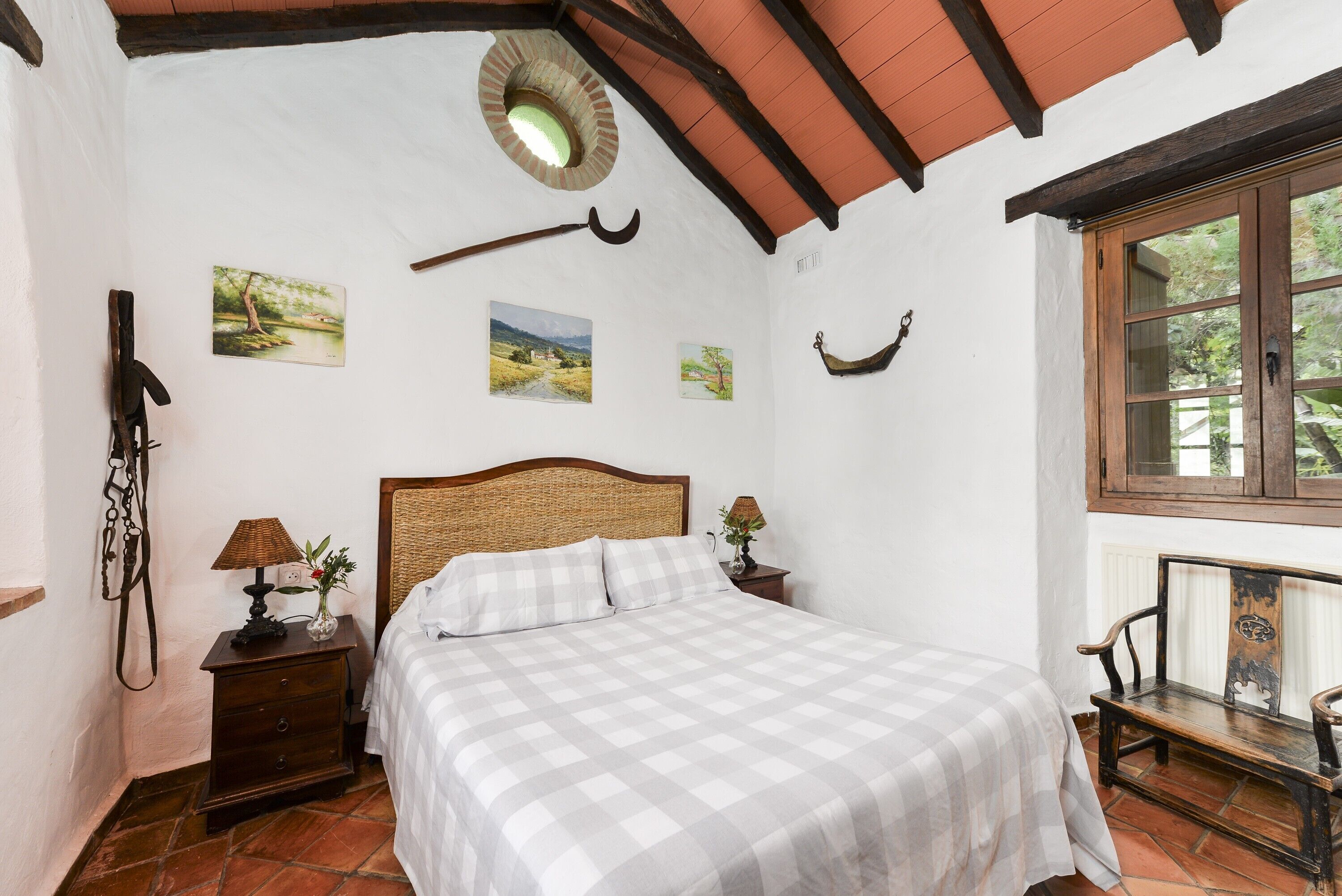 1 dormitorio, tabla de planchar con plancha, ropa de cama