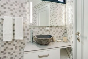 Bathtub, hair dryer, towels - Villa 'Alegria Dream Home' with Private Terrace and Wi-Fi (Funchal)