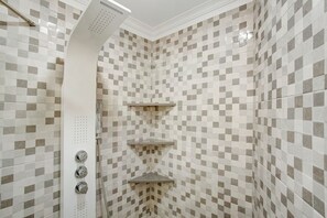 Baignoire, sèche-cheveux, serviettes fournies