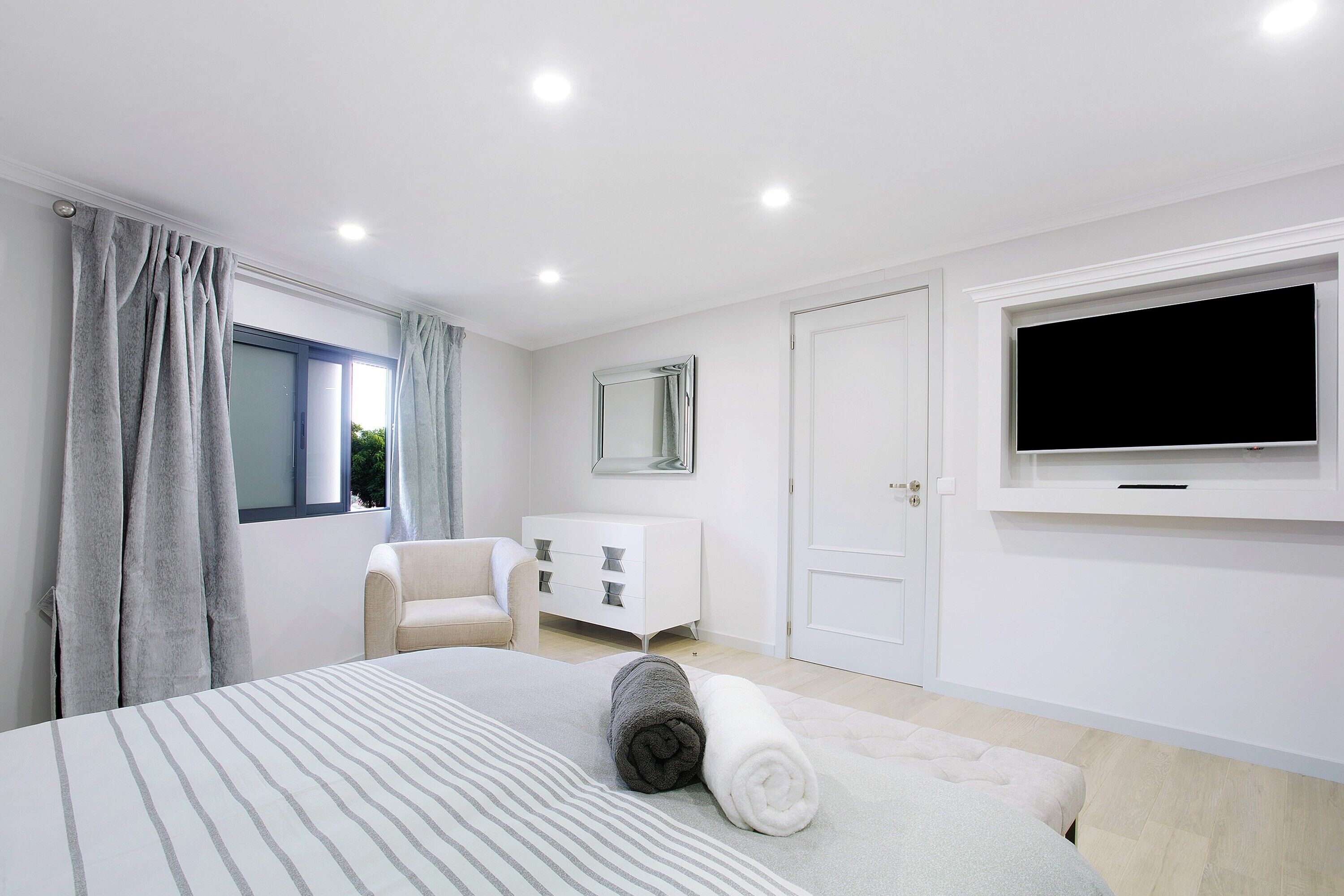 3 bedrooms, iron/ironing board, free WiFi, bed sheets