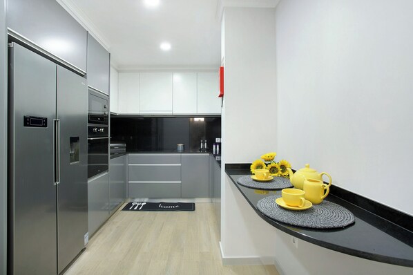 Fridge, microwave, oven, stovetop - Villa 'Alegria Dream Home' with Private Terrace and Wi-Fi (Funchal)