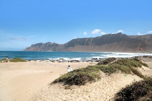 Beach nearby - Holiday Home 'Casa Famara' with Sea Views, Private Terrace and Wi-Fi (Caleta de Famara)