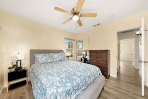 2 soverom, strykejern/-brett, reiseseng for barn og wi-fi