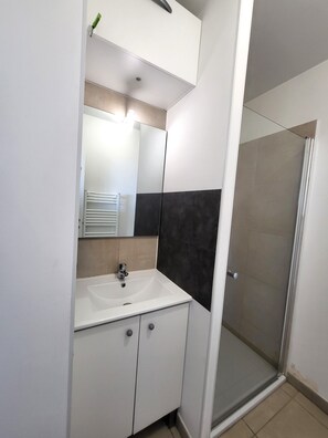 Dusche, Haartrockner, Handtücher