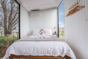 1 bedroom, WiFi, bed sheets - Kiwi Farm Cabin 1 by Tiny Away (Waitoki)